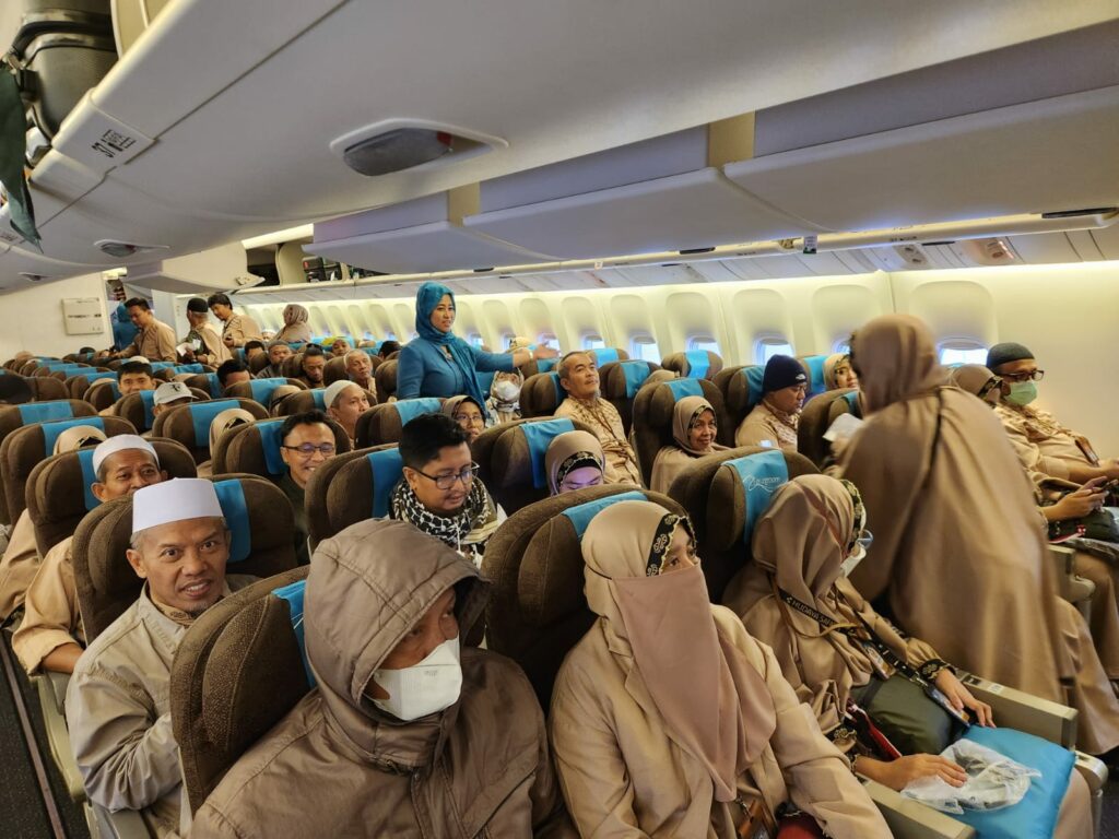 jamaah-haji-hudaya-safari-travel-sunnah-pesawat